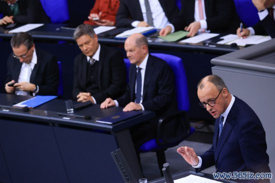 12月16日柏林联邦议院，出席会议的Friedrich Merz（右）和朔尔茨（左三）。